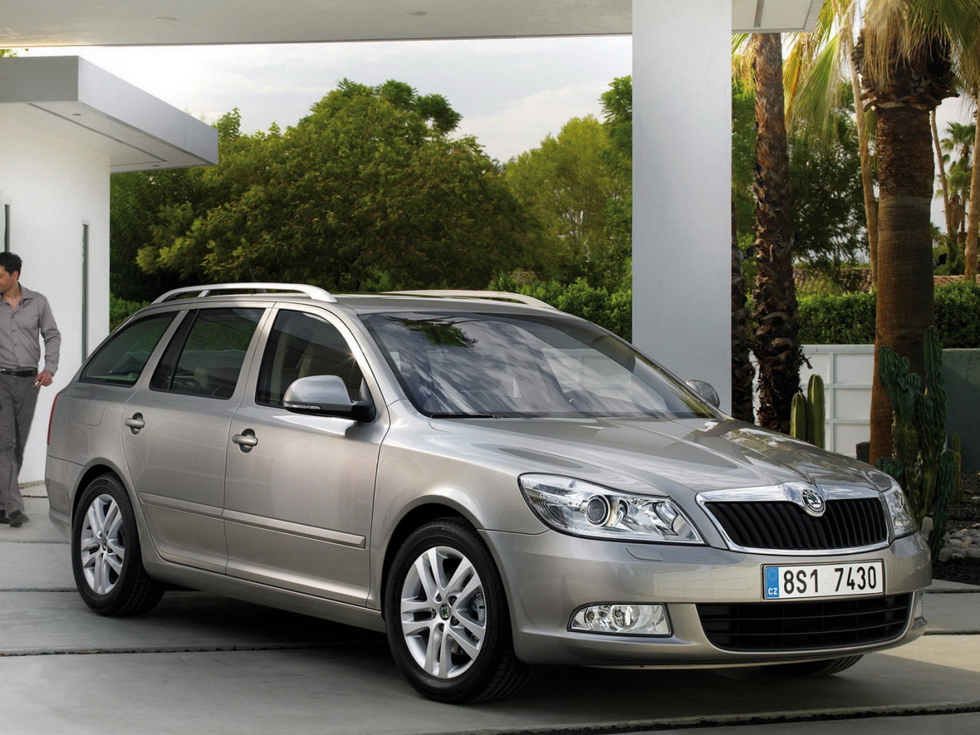Skoda Octavia уезжая из дома
