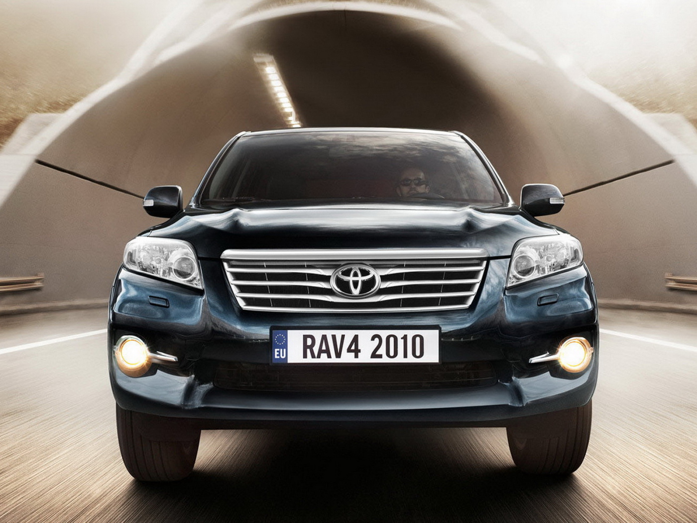 Тойота РАВ 4 выезжая из туннеля