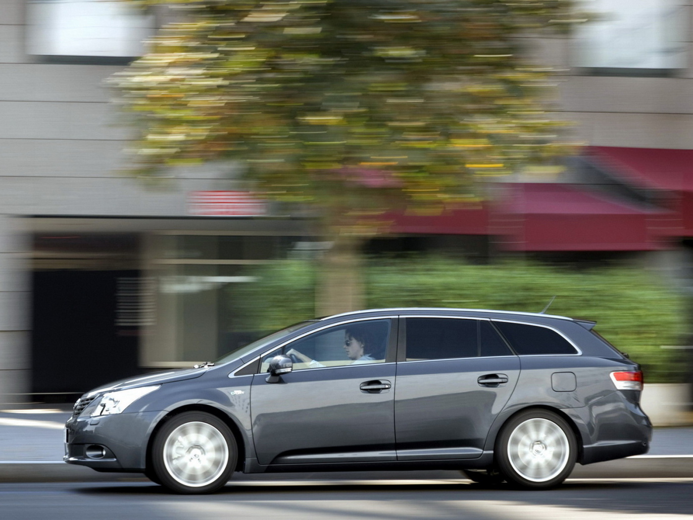 Тойота Авенсис двигаясь по улице