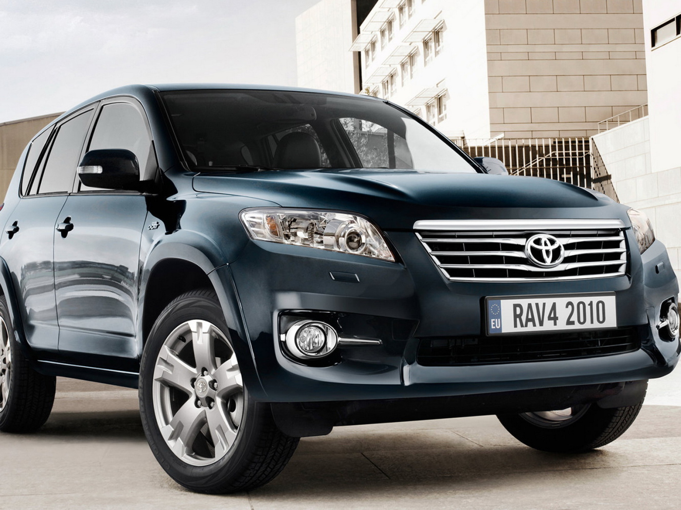 Toyota RAV4 около дома