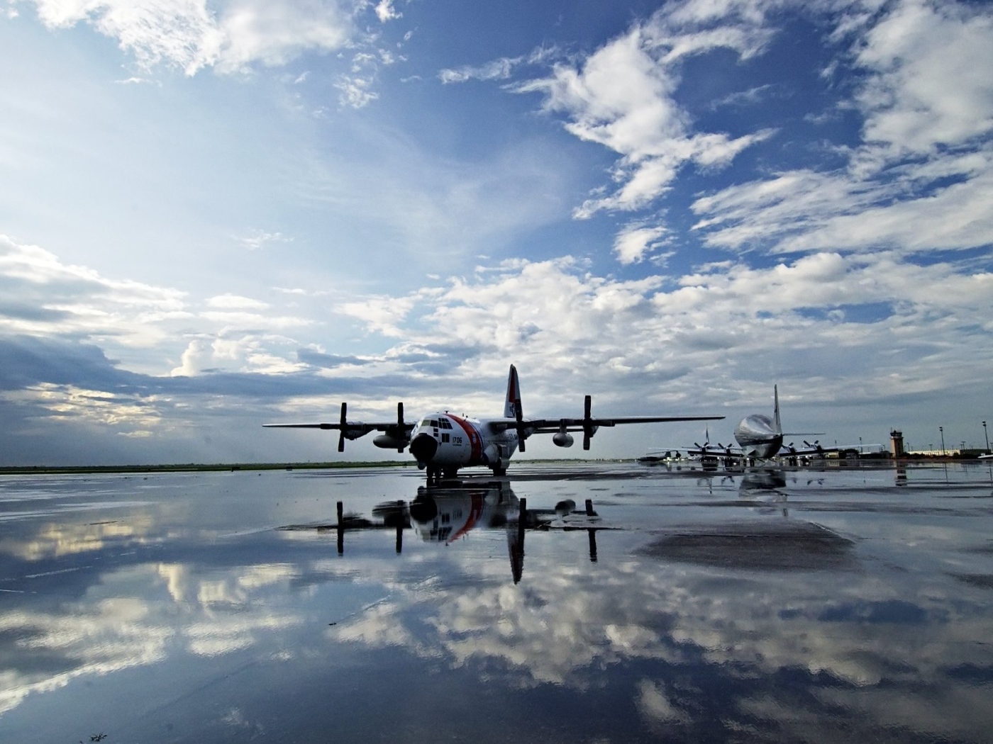 Самолеты на взлетной полосе
