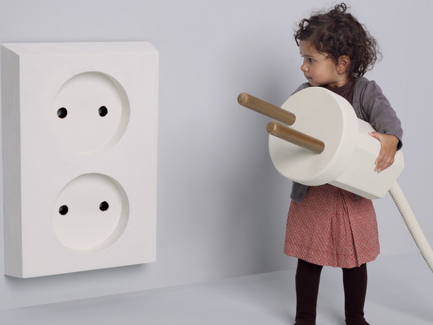 Девочка и розетка