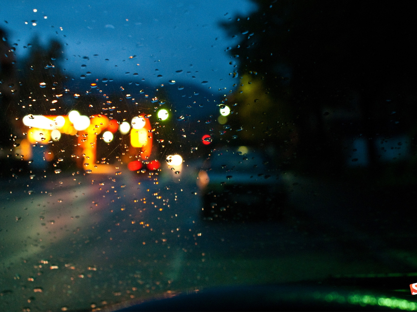 Дождь за лобовым стеклом
