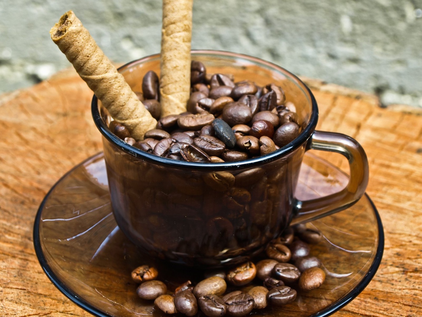 Чашка с зернами кофе