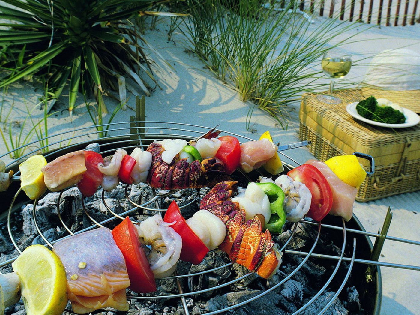 Овощи, рыба и мысо в процессе приготовления