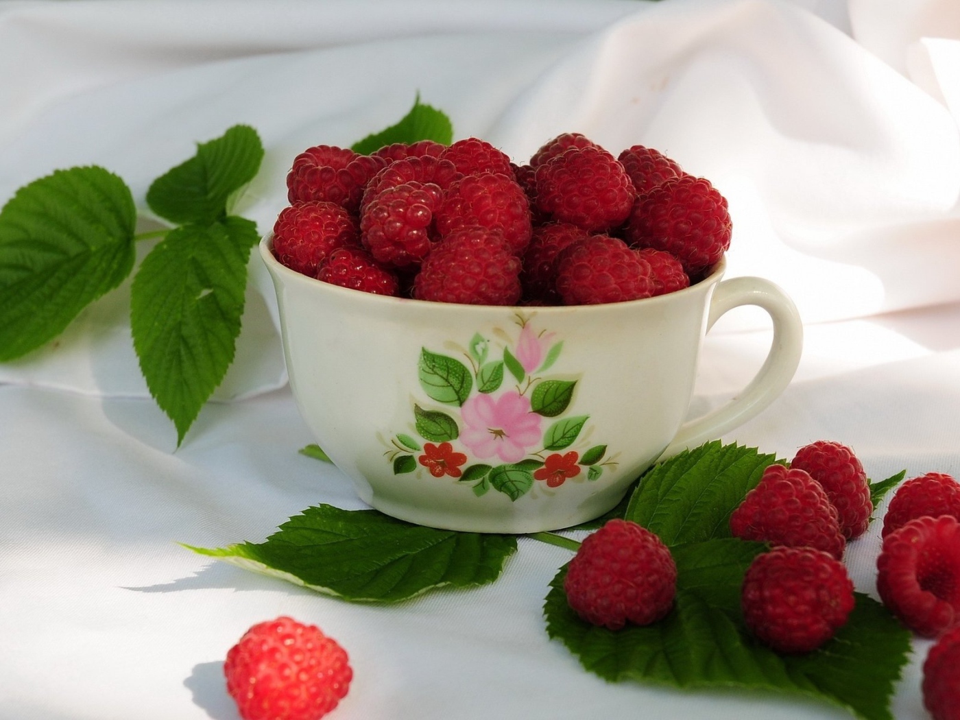 Чашка сладкой малины