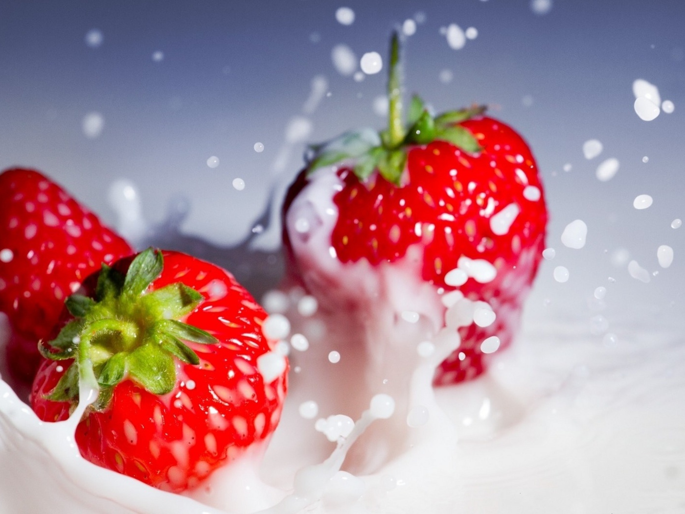 Клубника с молоком