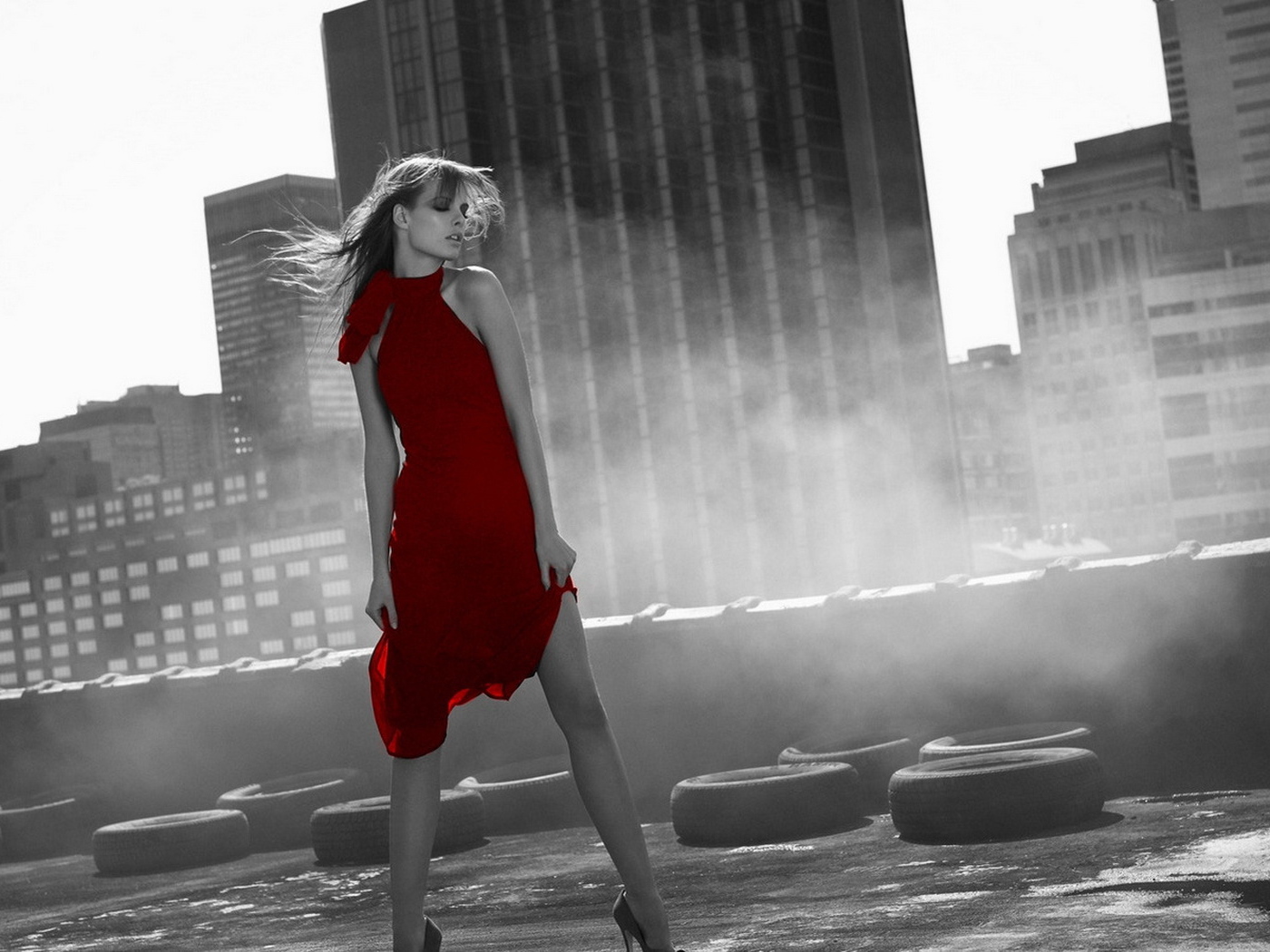 Девушка в красном платье