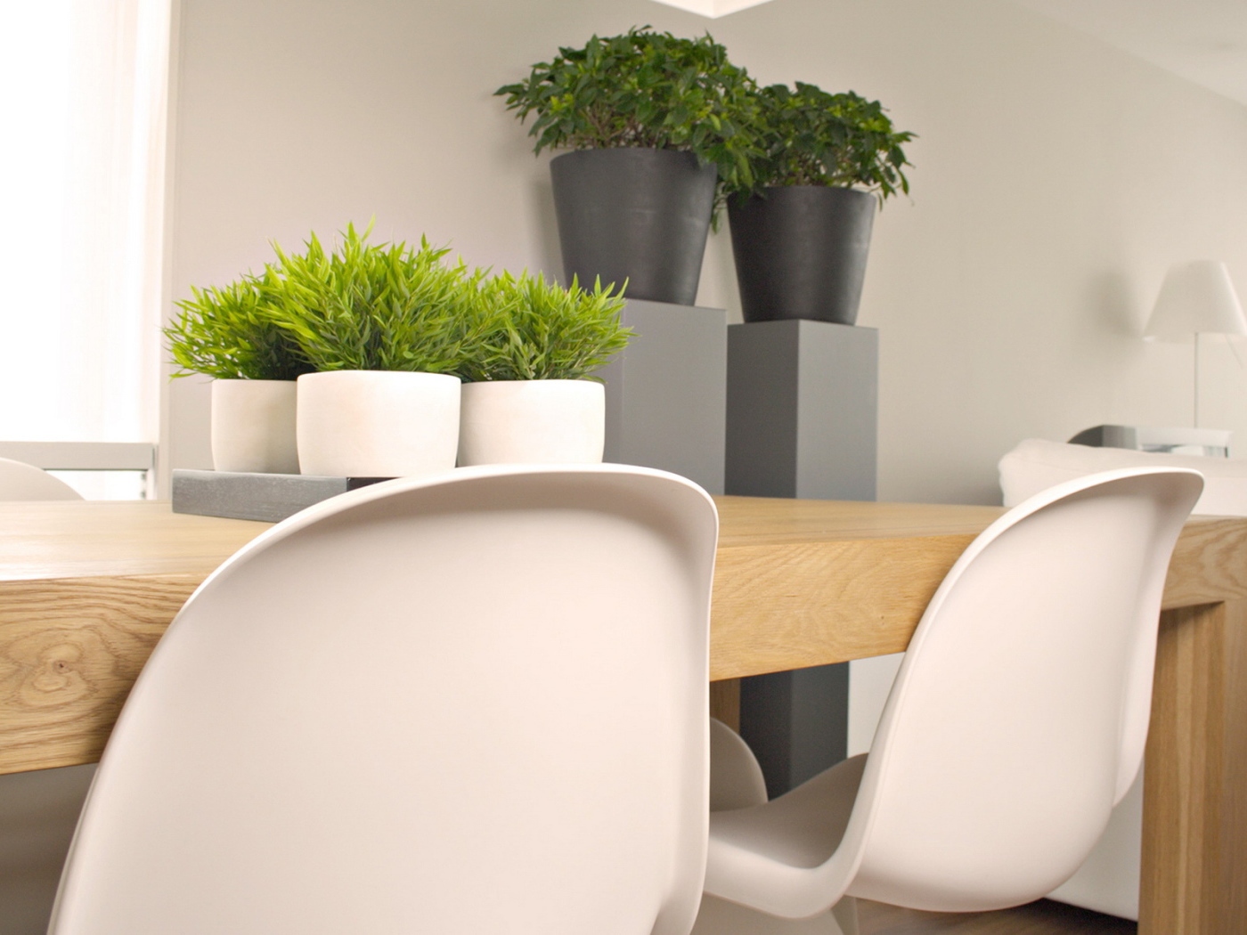 Стол в гостиной