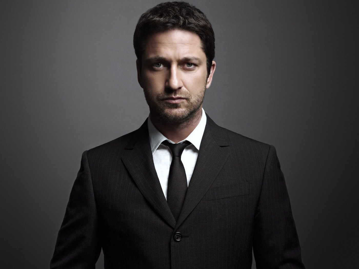 Джерард Батлер в костюме