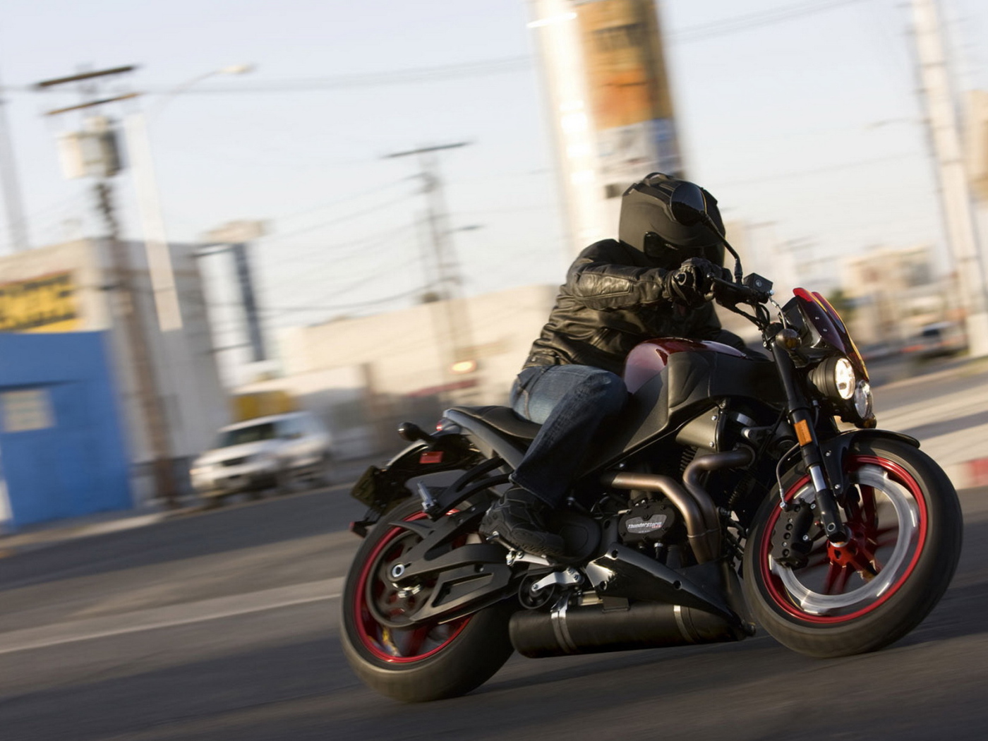 Булл XB12Scg движение по городу