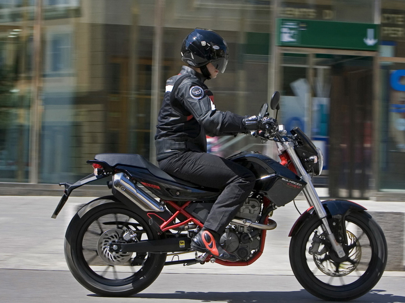 Дерби Мулачен в движении