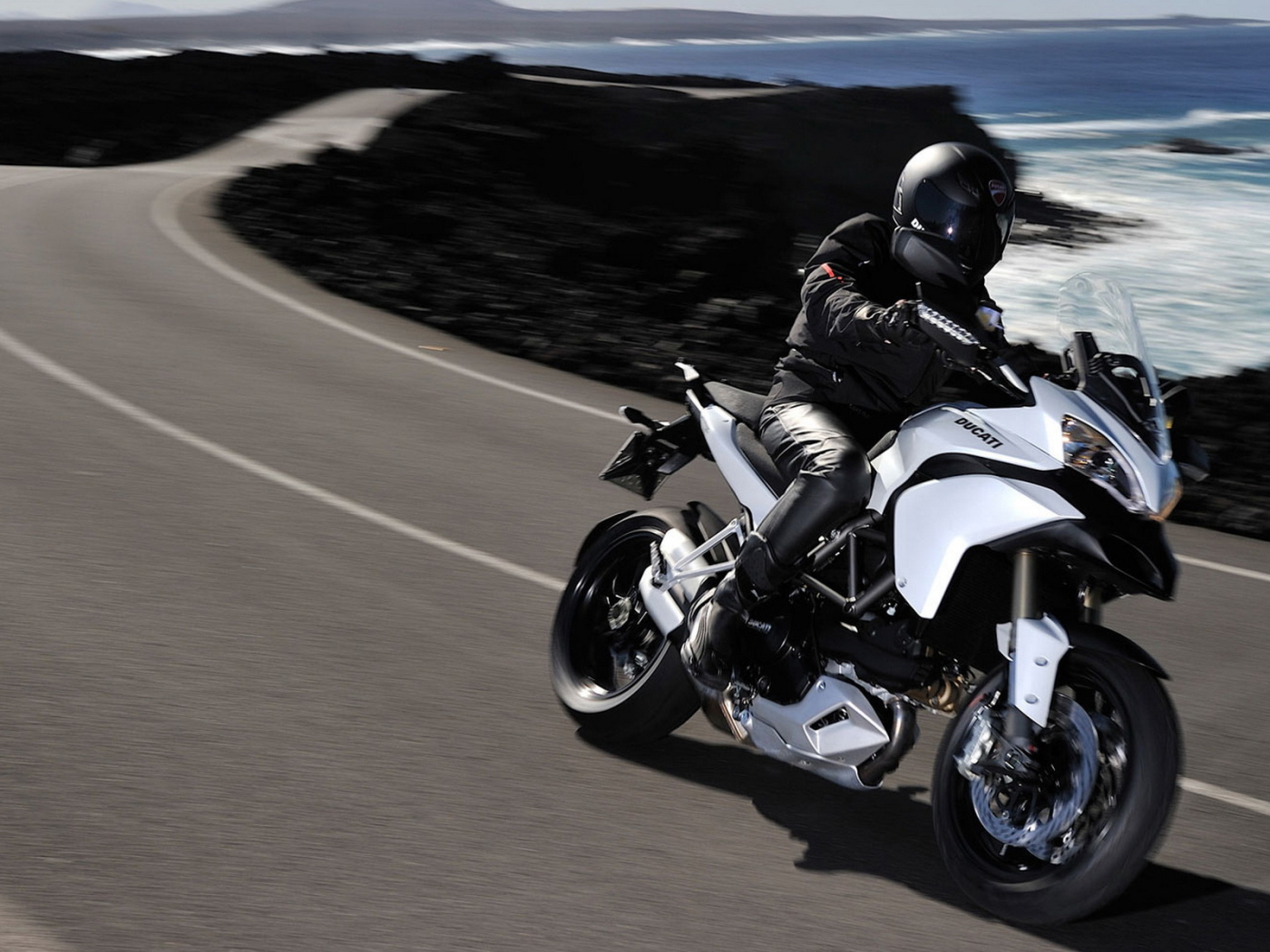 Дукати Мултистрада 1200С движение вдоль побережья