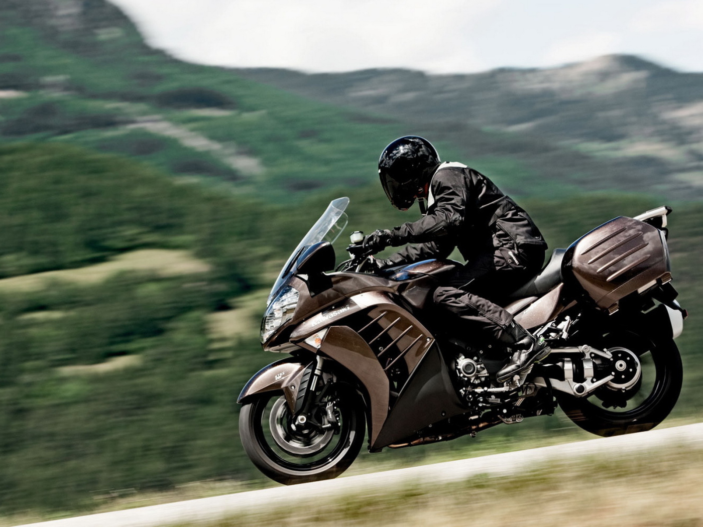 Кавасаки 1400 GTR по дороге