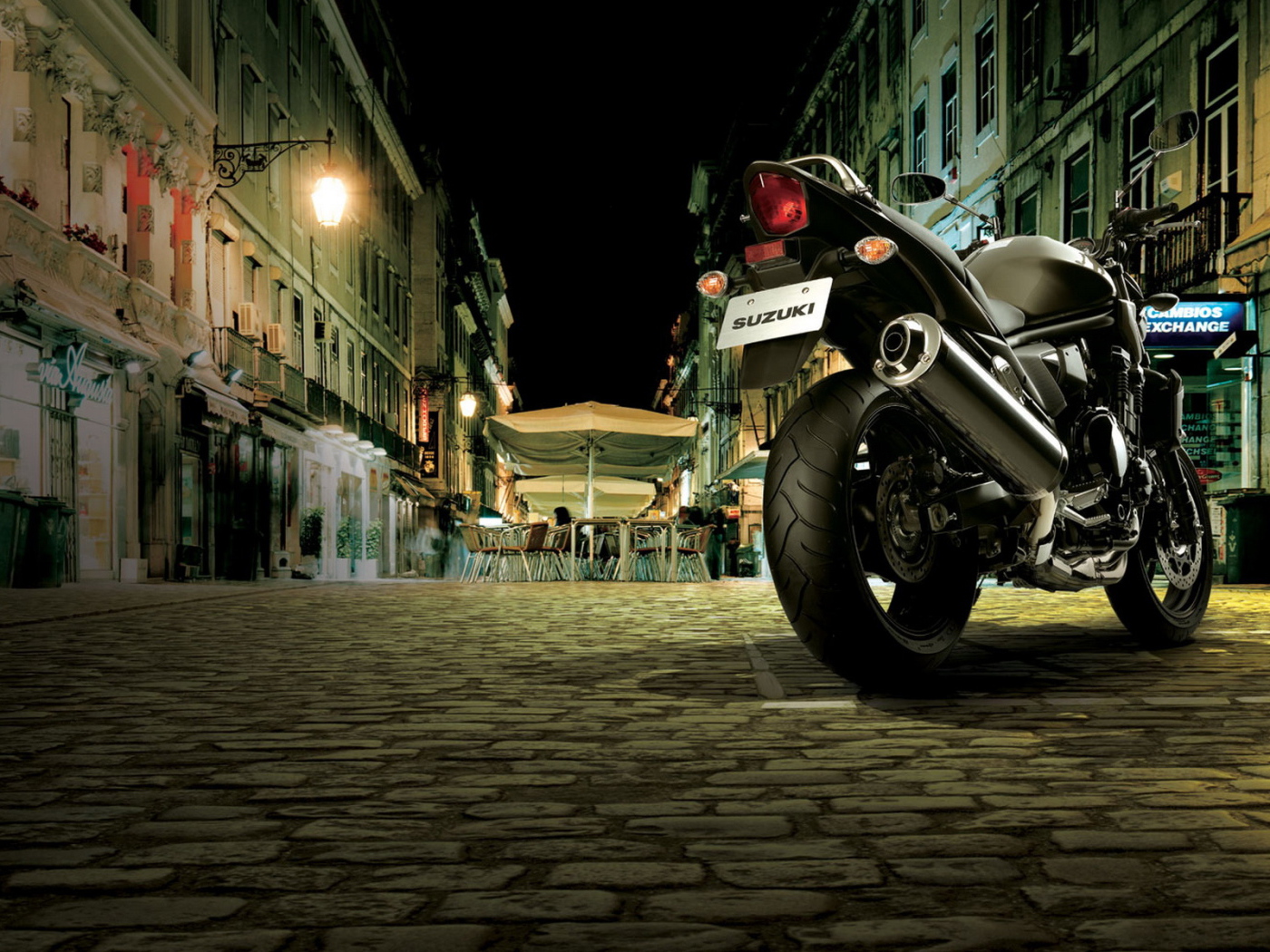 Сузуки GSF 125 Бандит на ночной улице города