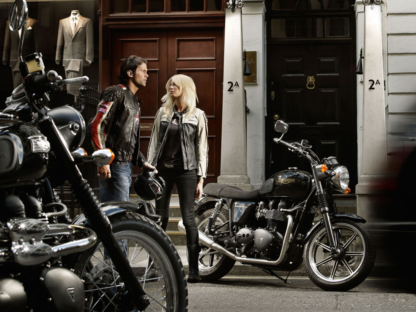 Триумф Бонневелли около двери