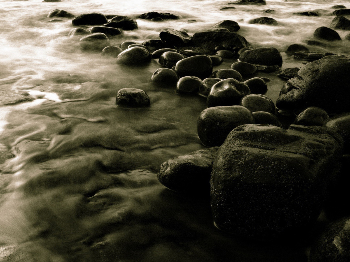 Черные валуны