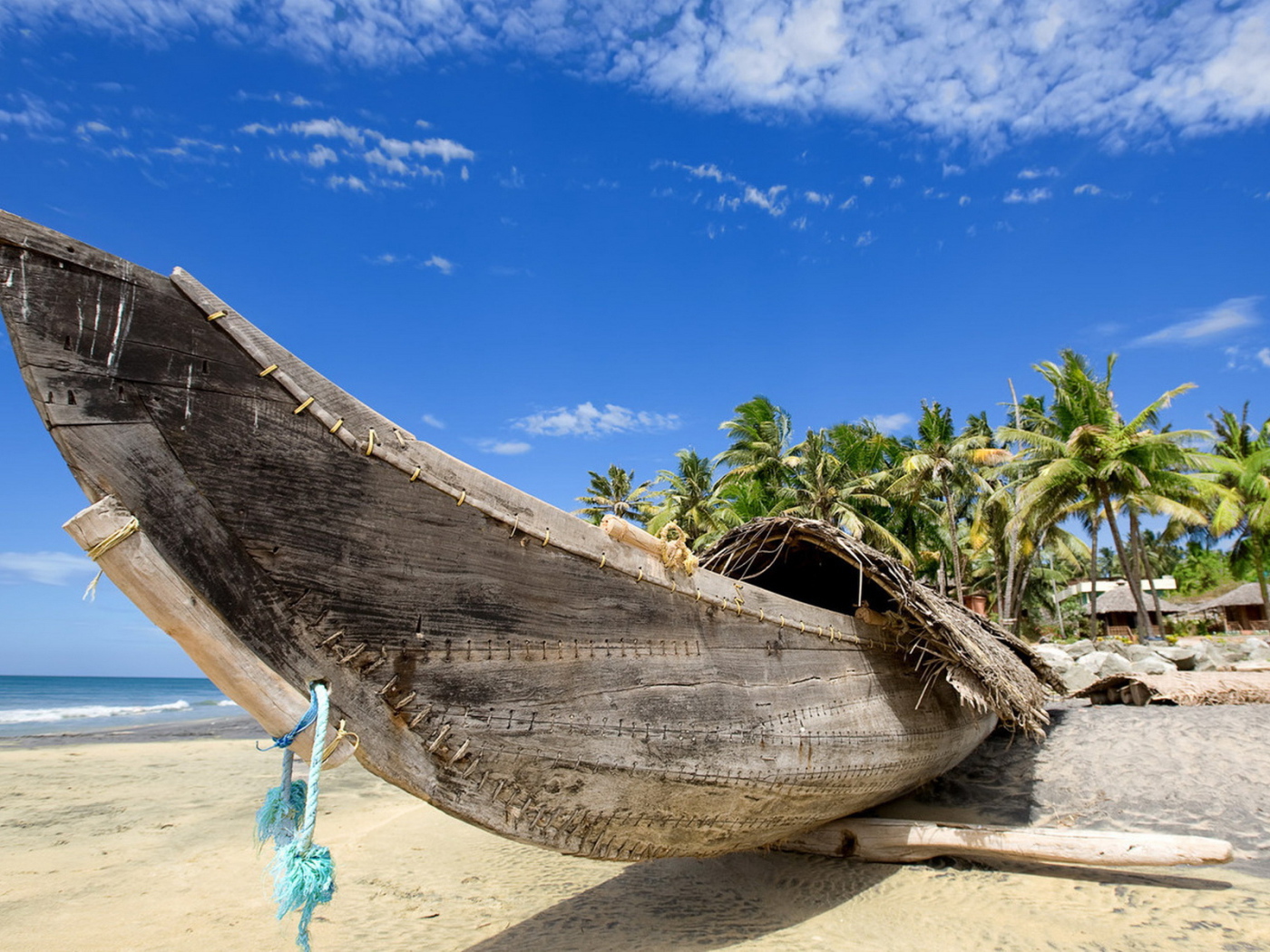 Каноэ на пляже