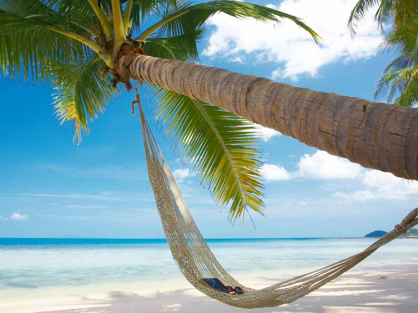 Гамак на берегу океана