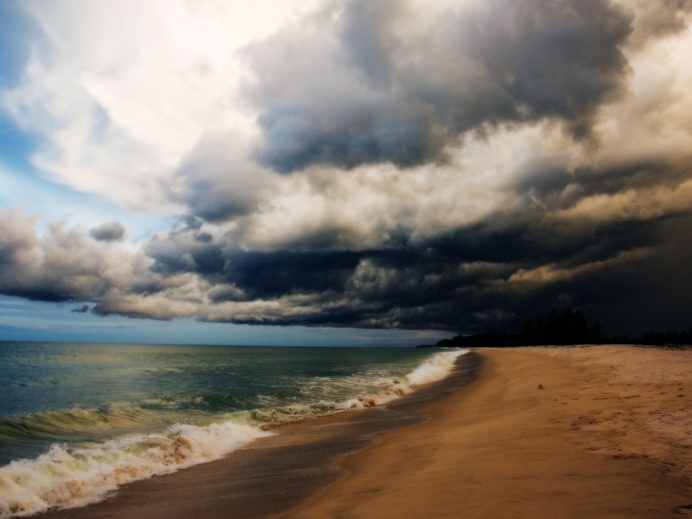 На пляже после шторма