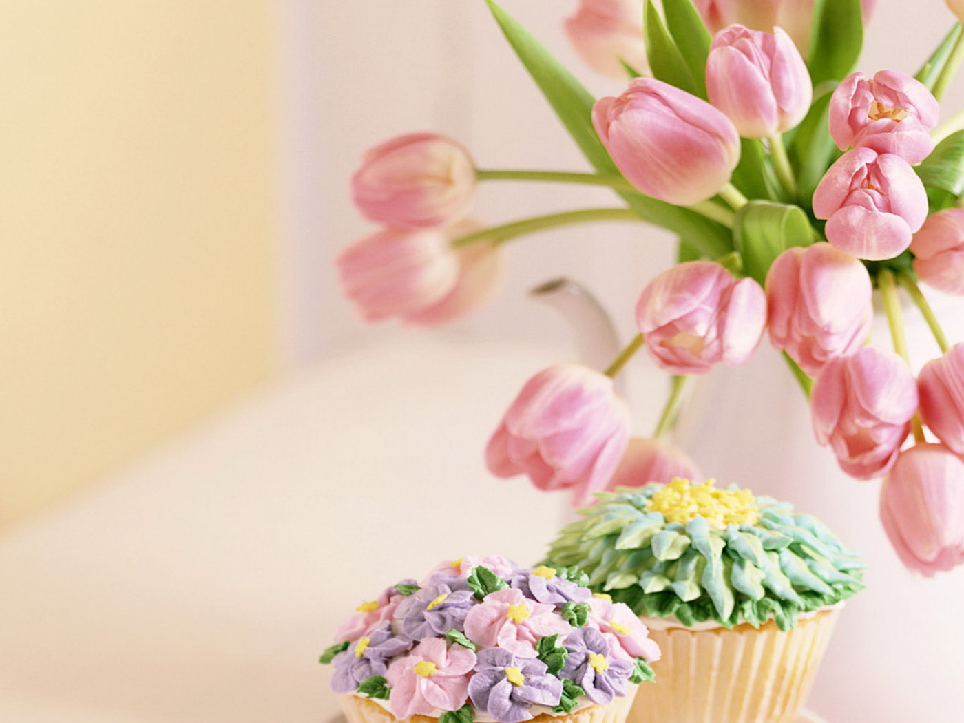 Tulips and cakes