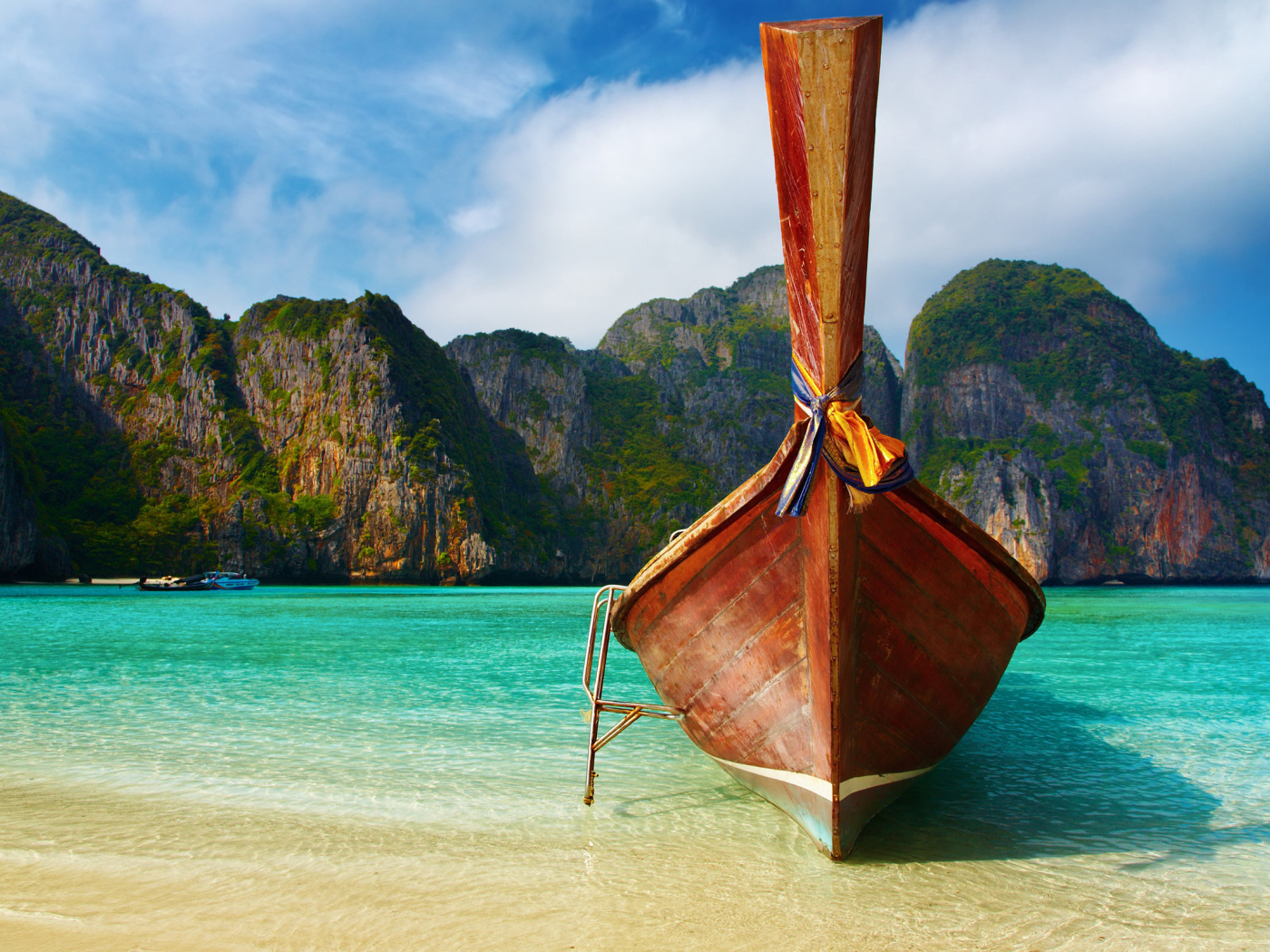 Лодка на берегу