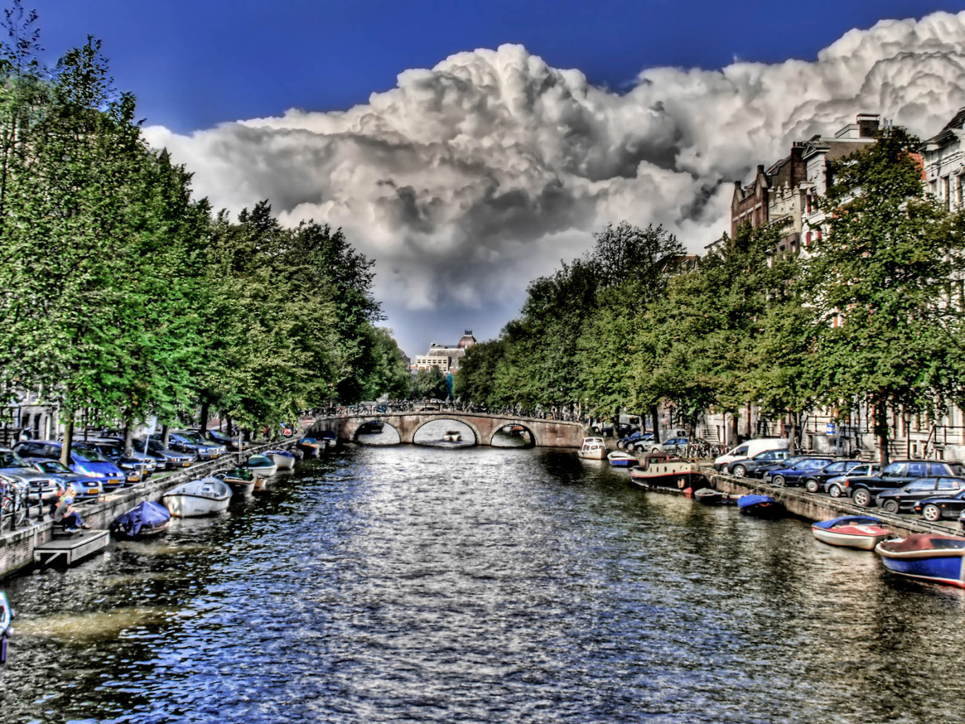 Река в городе