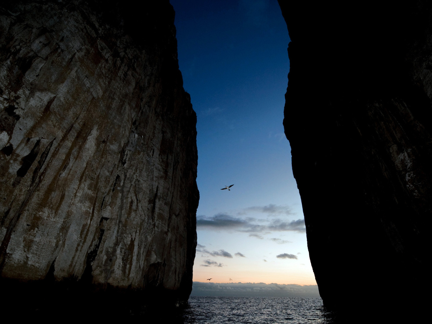 Скалы и море