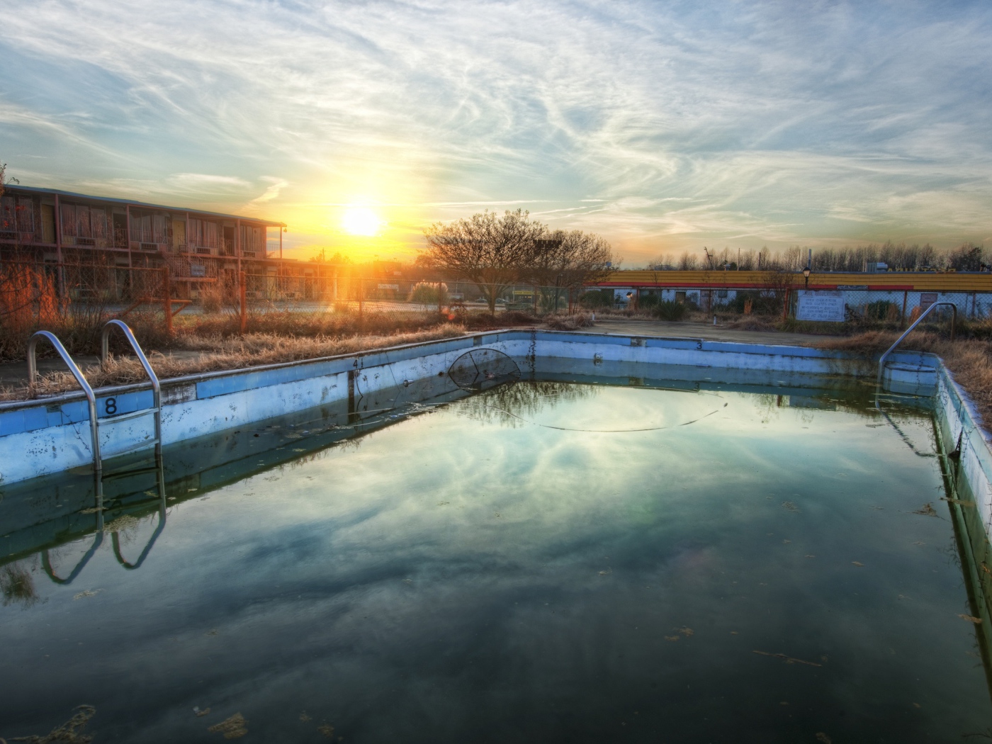 Закат у бассейна