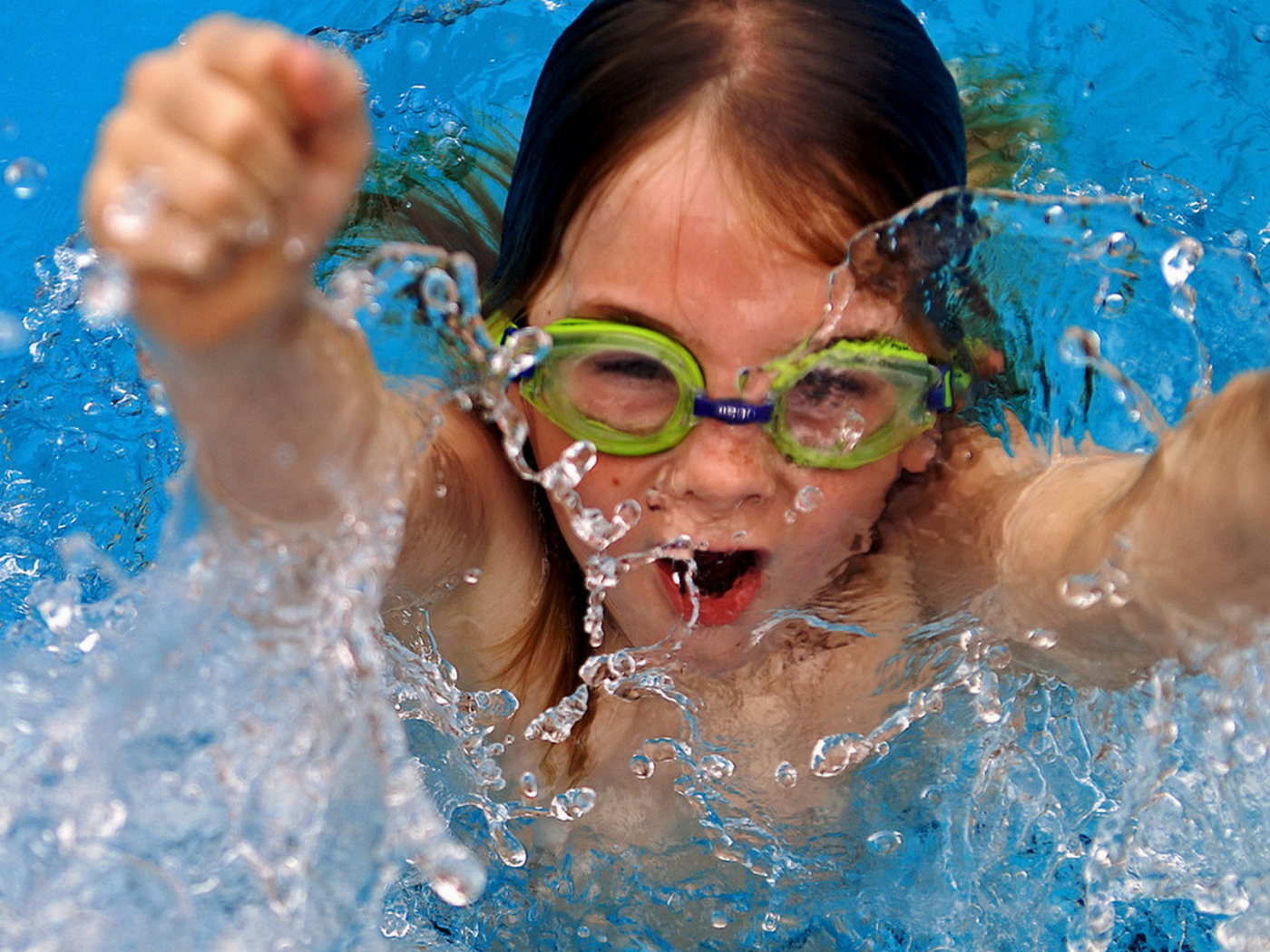 Плавающая девочка