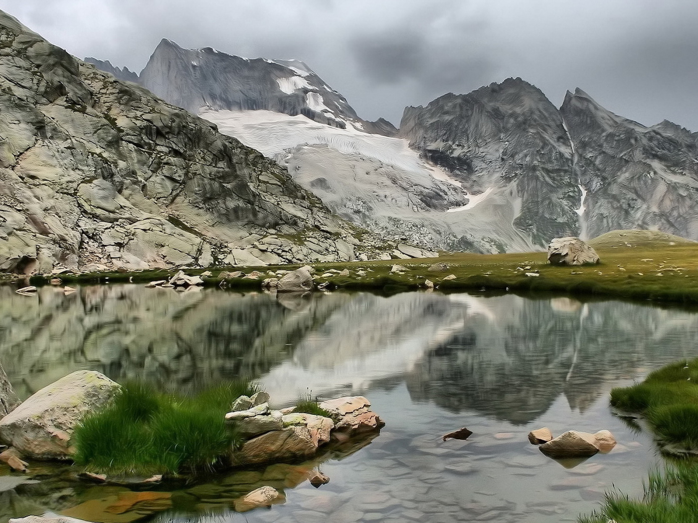 У подножия гор