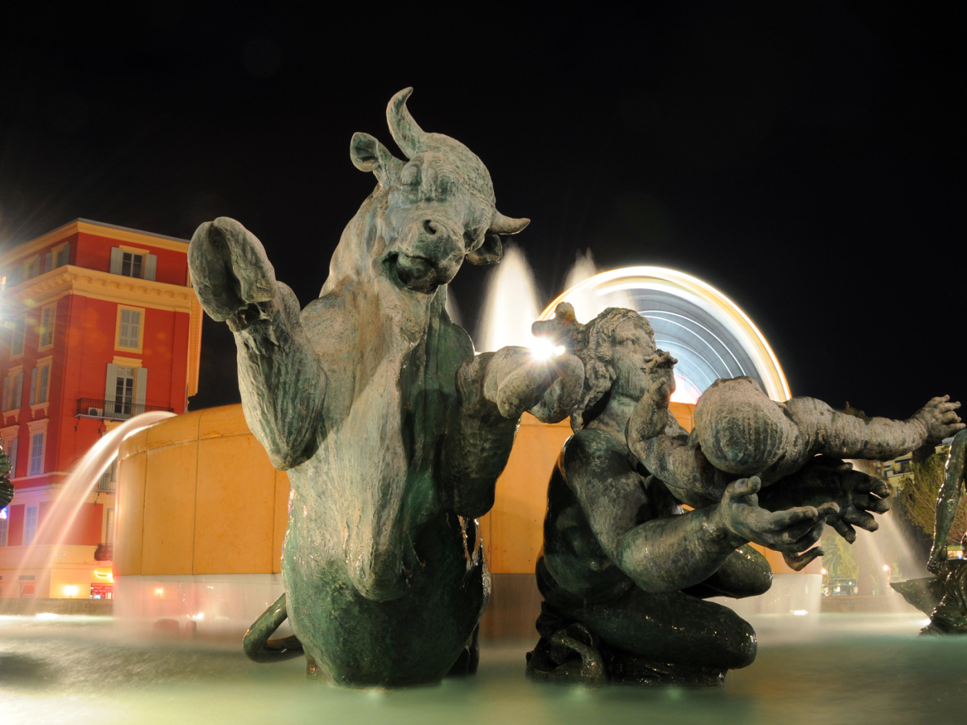 Фонтан со скульптурами