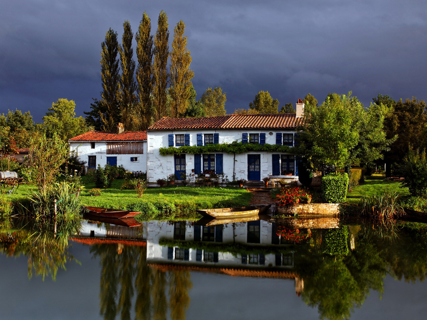 Поместье на берегу реки