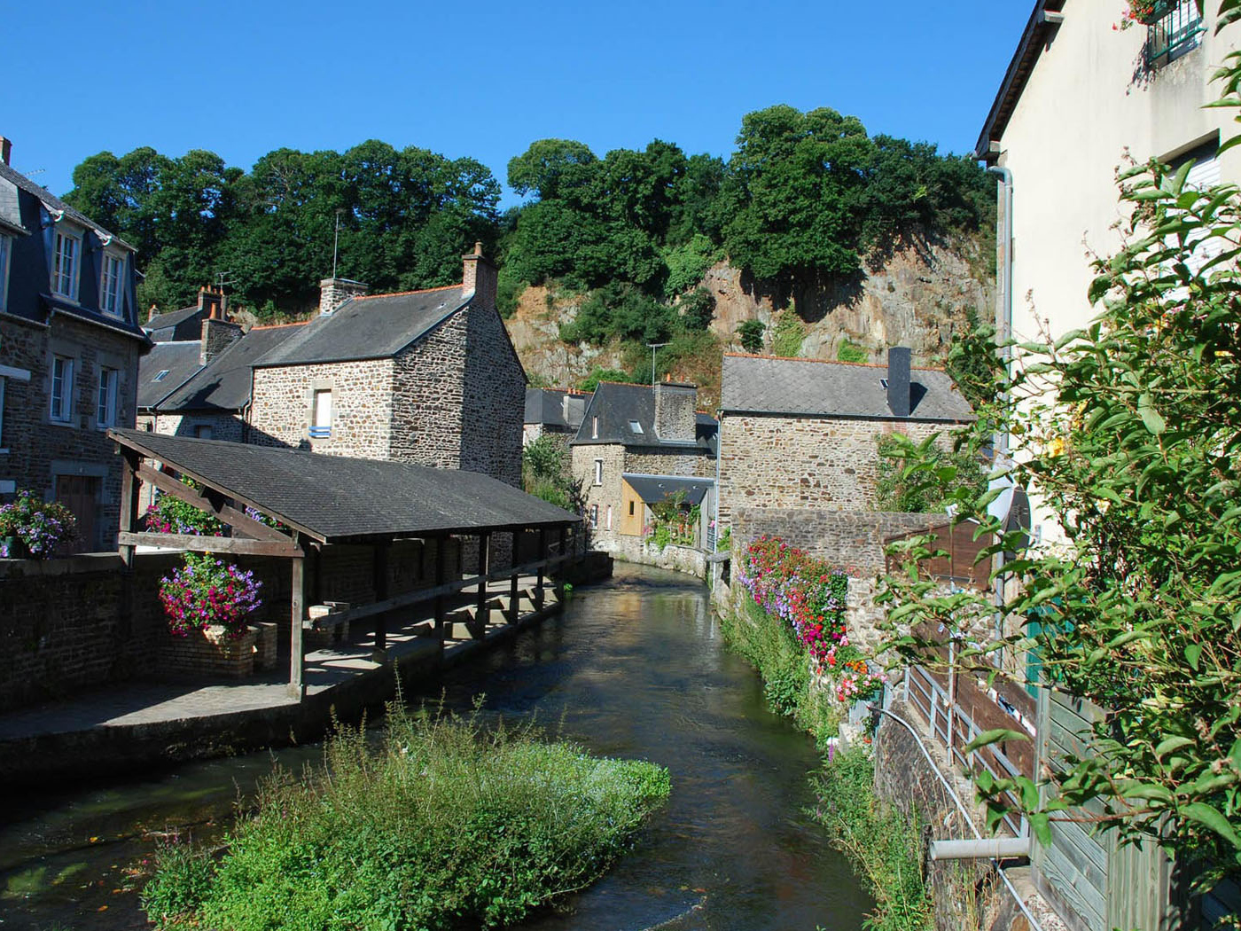 Ручей в деревне