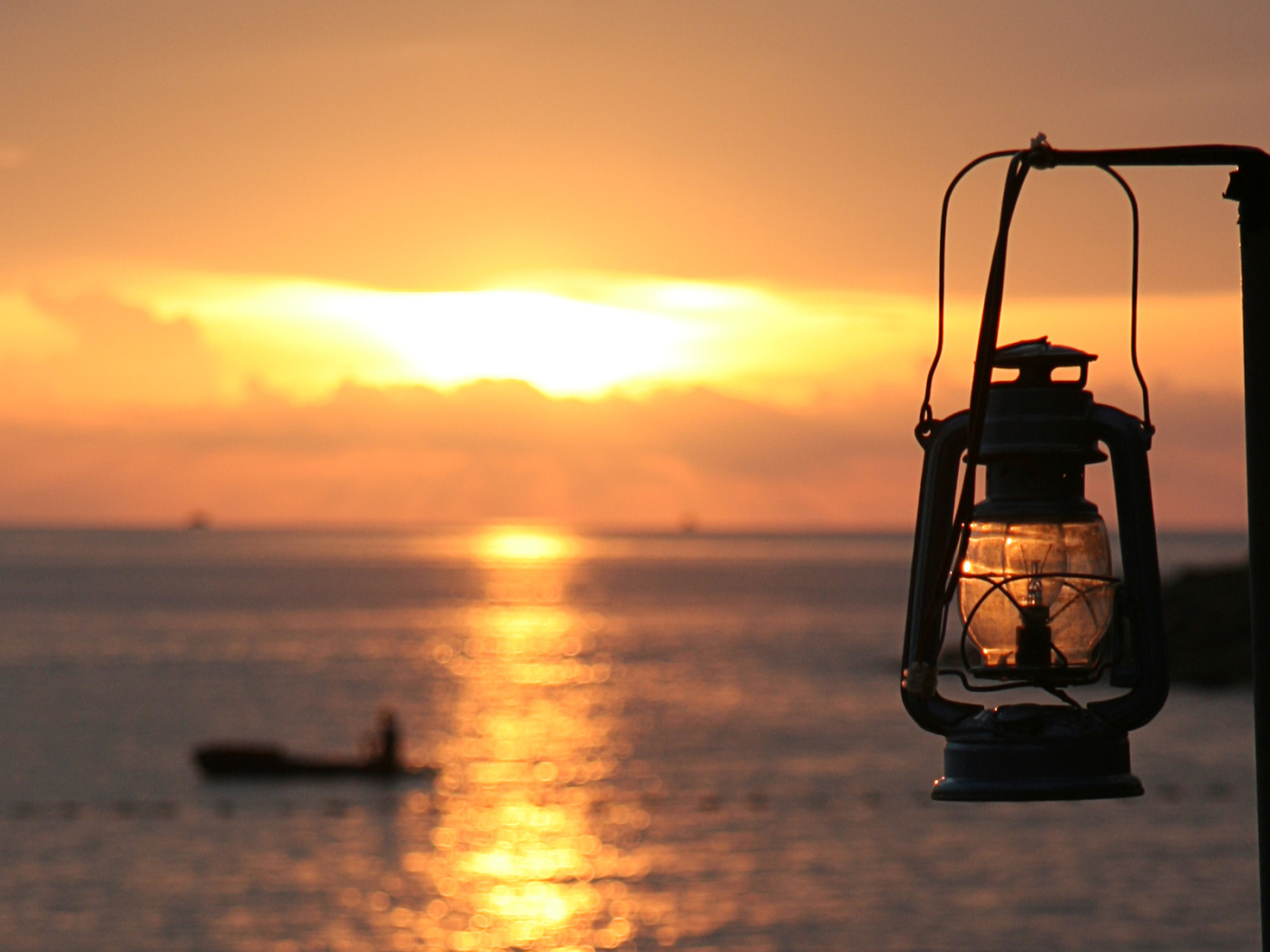 Фонарь на берегу моря