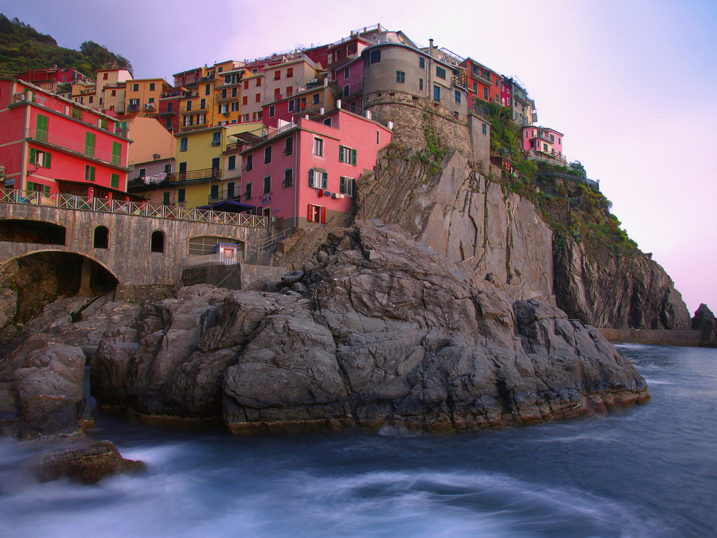 Разноцветные дома на скалах