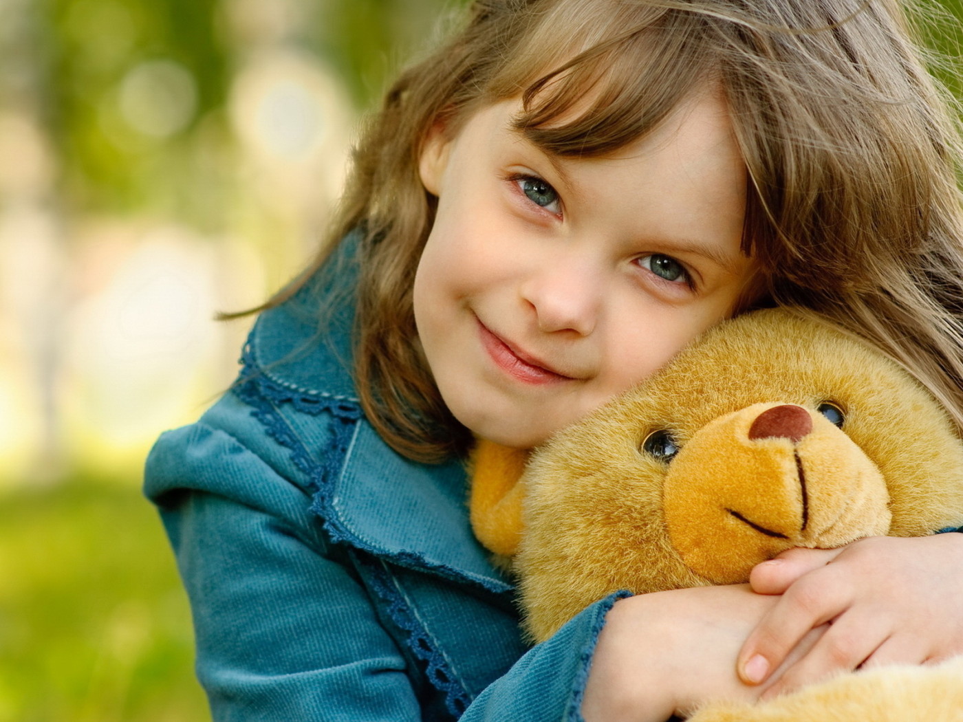 Девочка с мишкой