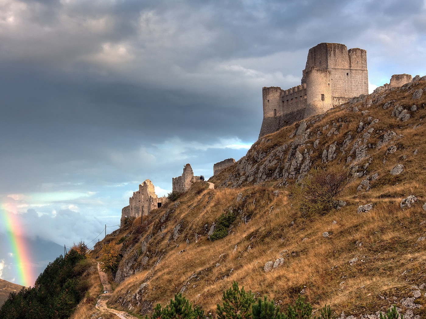 Развалины на холме