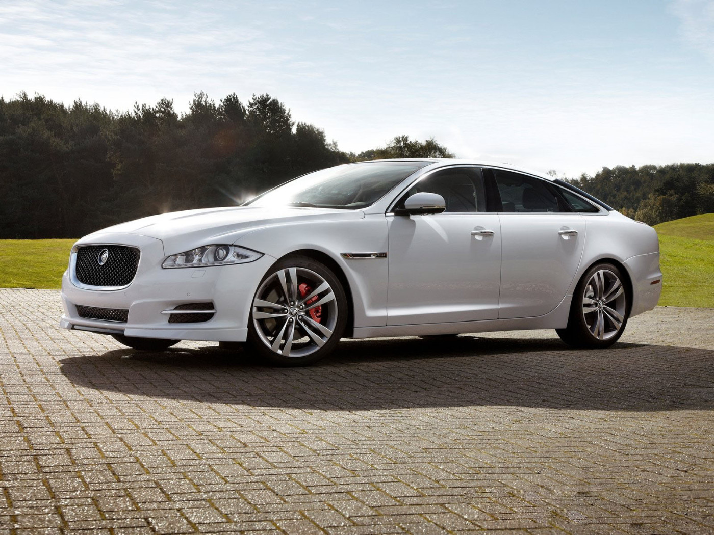 Jaguar-XJ Sport на солнце