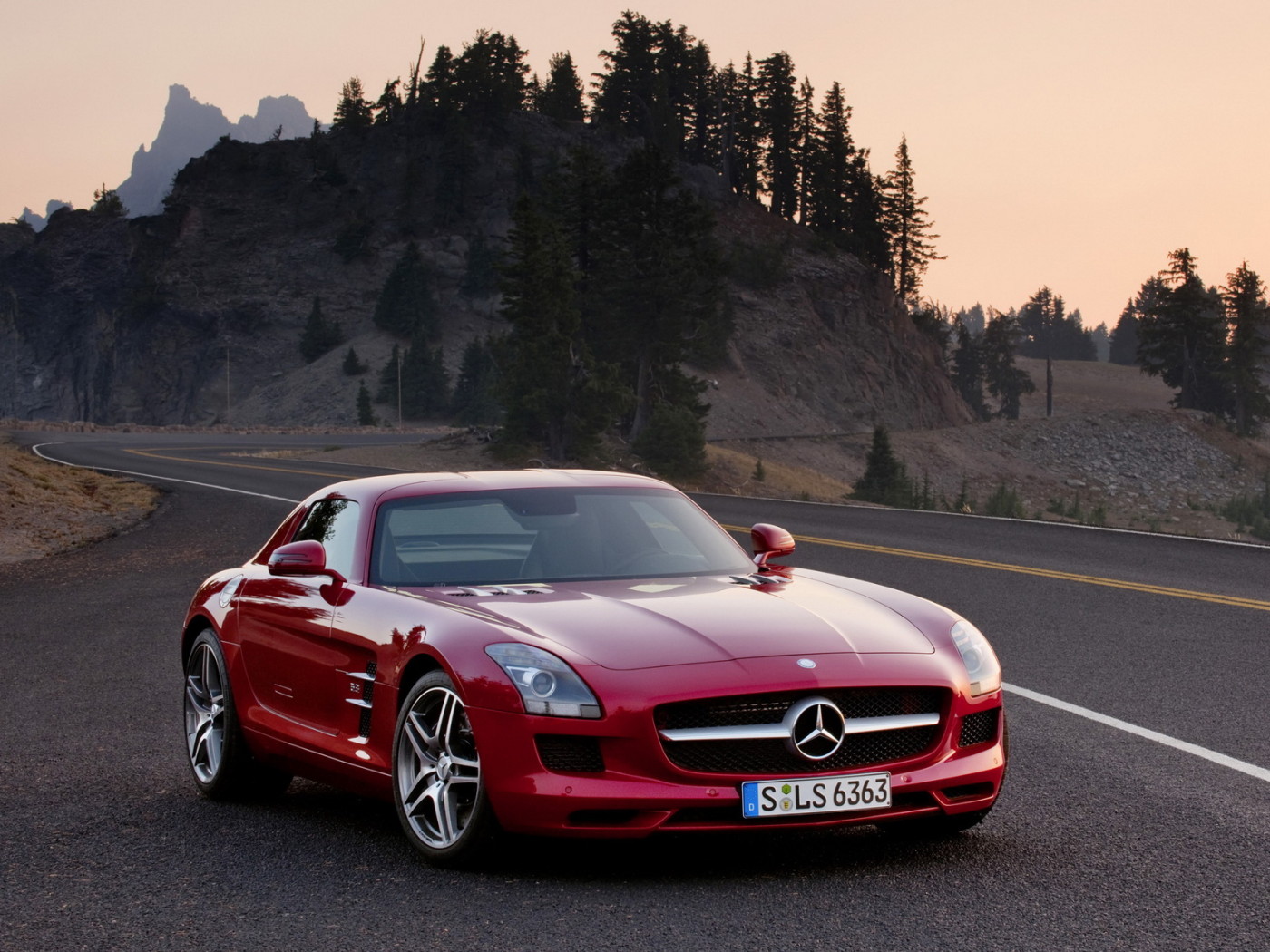 красный Mercedes Benz SLS AMG