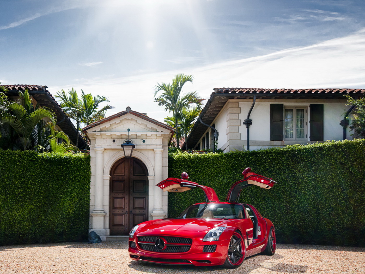 Красный Mercedes Benz SLS