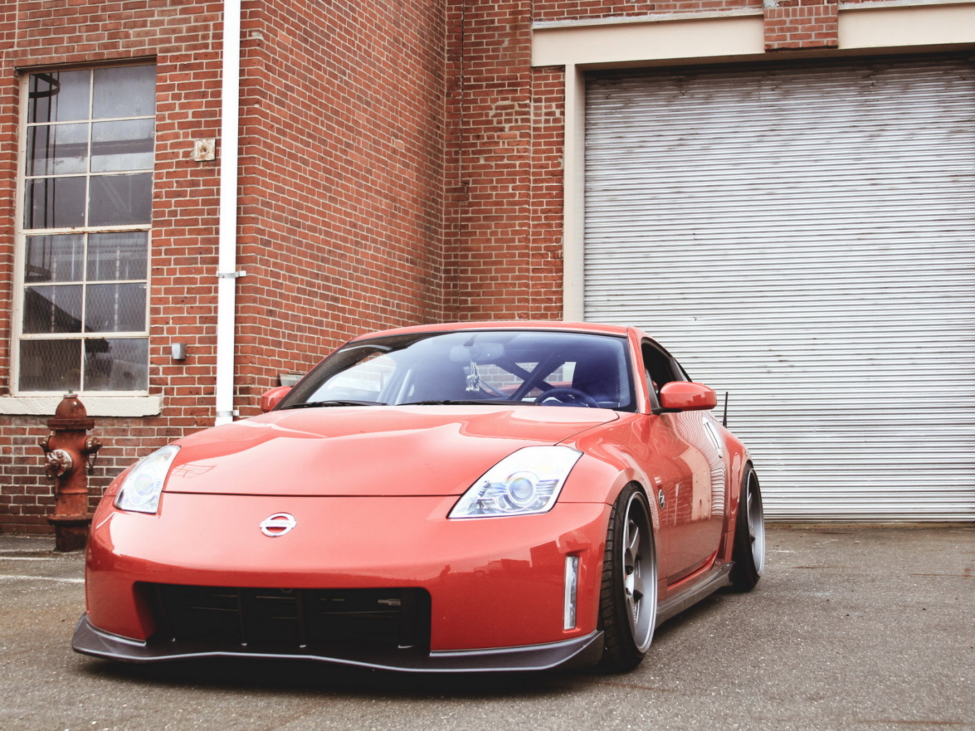 Красный Nissan 350Z