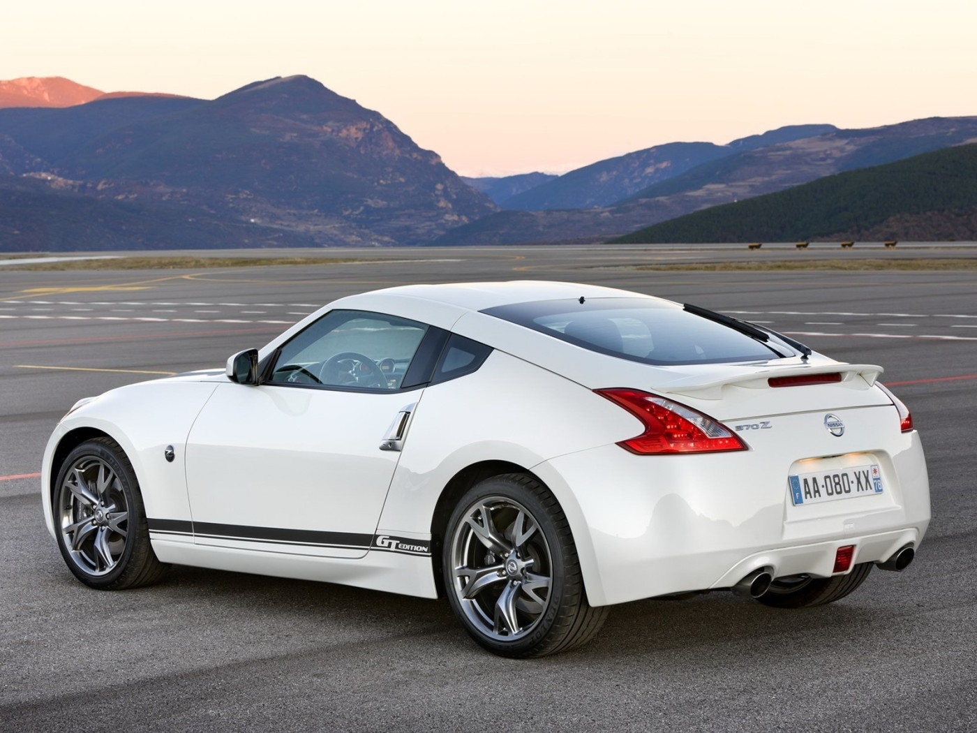 белый Nissan 370z GT