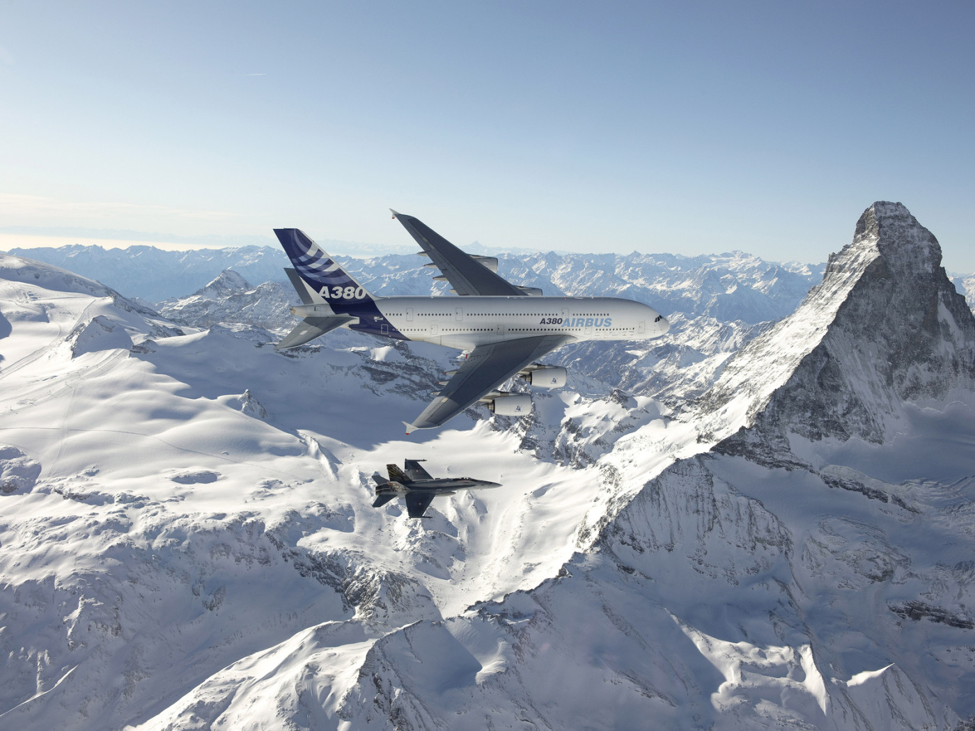 Airbus A380 и истребитель