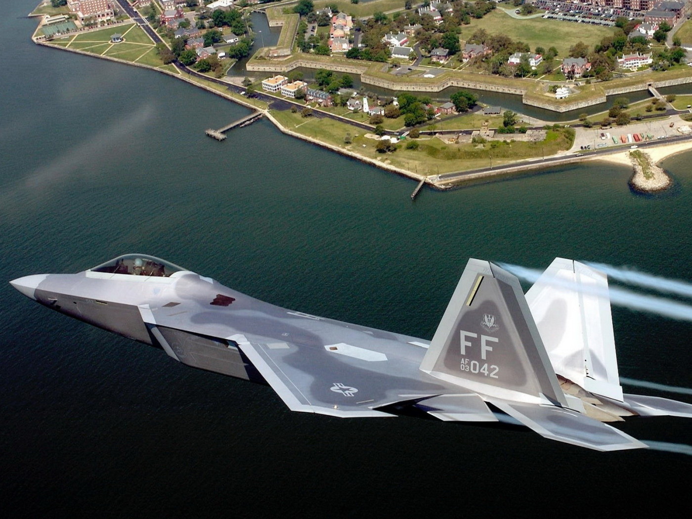 Истребитель в небе