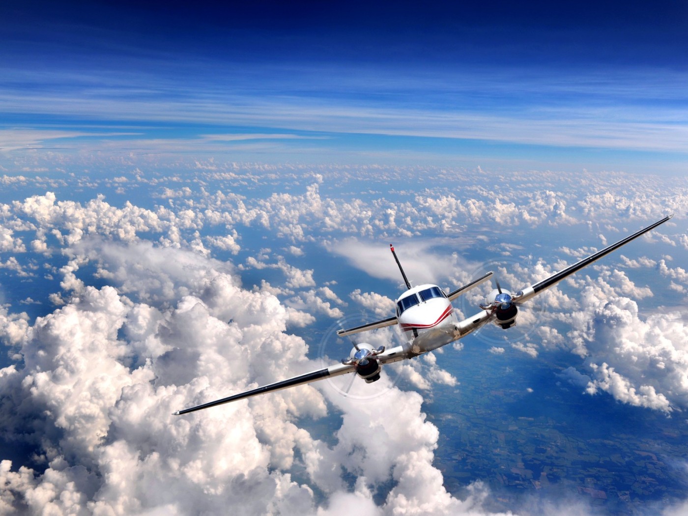 Самолет среди облаков