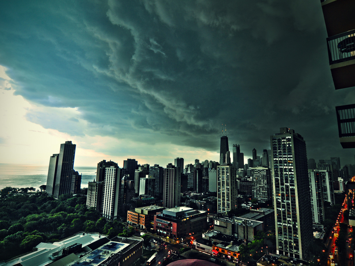 Страшные тучи над городом