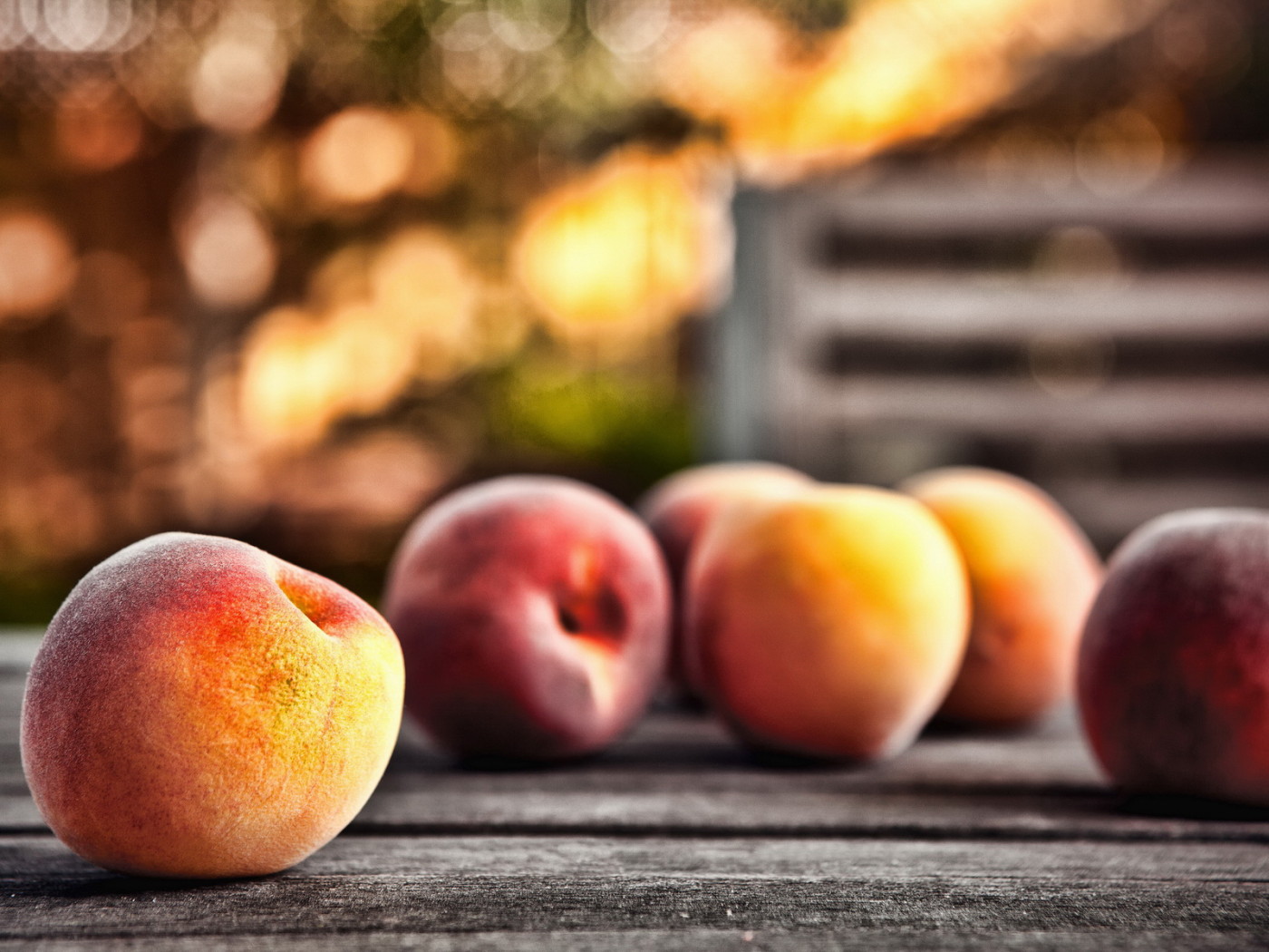 Разбросанные персики