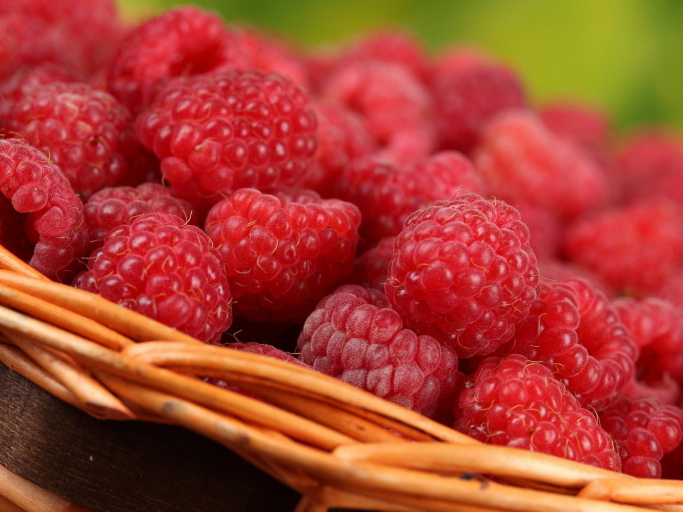 Сладкая малина в корзине