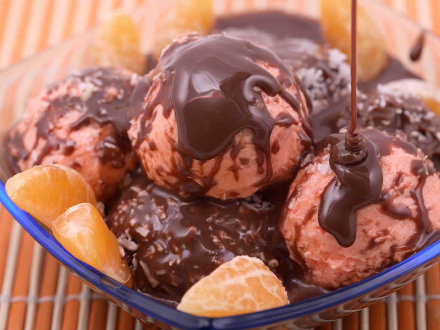 Мороженое с мандарином и шоколадом